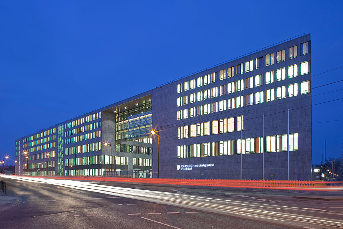 Land- und Amtsgericht, Düsseldorf - Fassade im Abendlicht, Gebäude leuchtet von innen heraus - agn Niederberghaus & Partner - TROPP LIGHTING DESIGN