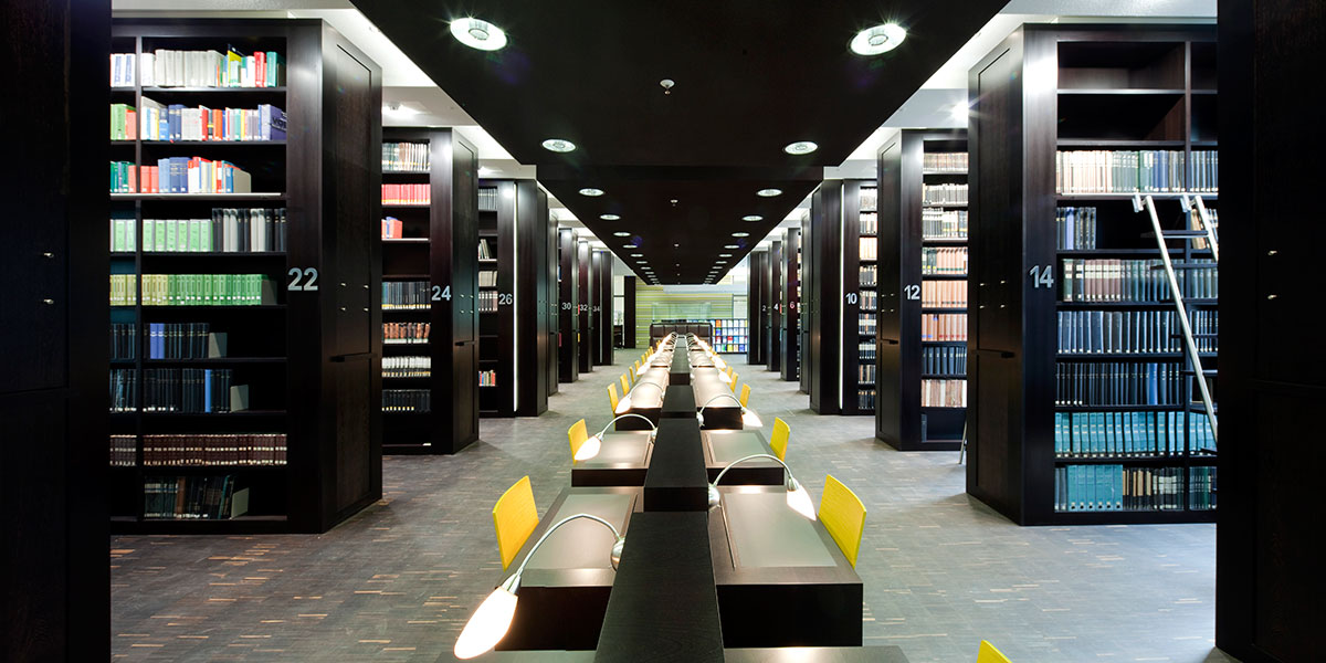 Land- und Amtsgericht, Düsseldorf - Bibliothek mit gedämpftem Licht - agn Niederberghaus & Partner - TROPP LIGHTING DESIGN