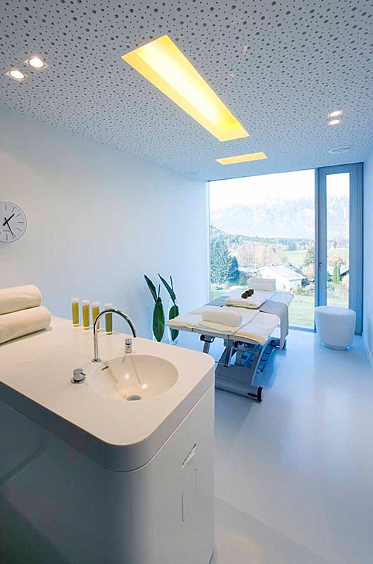 Lanserhof Health und Beauty Center, Innsbruck - Arztzimmer mit Tageslicht und freundlichem Kunstlicht - TROPP LIGHTING DESIGN