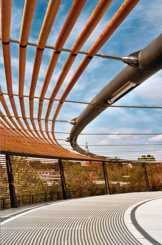 Burda Parkhaus, Offenburg - Seilkonstruktion auf dem Dach mit Halbschattenwirkung - TROPP LIGHTING DESIGN