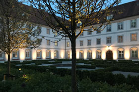 Innenhof der Psychosomatischen Klinik in Diessen am Ammersee – TROPP LIGHTING DESIGN