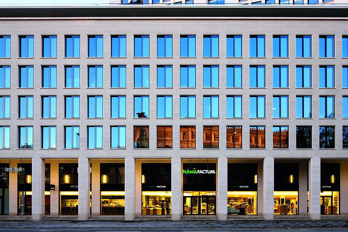 MANUFACTUM Warenhaus, Frankfurt - Fassade in der Abenddämmerung - TROPP LIGHTING DESIGN
