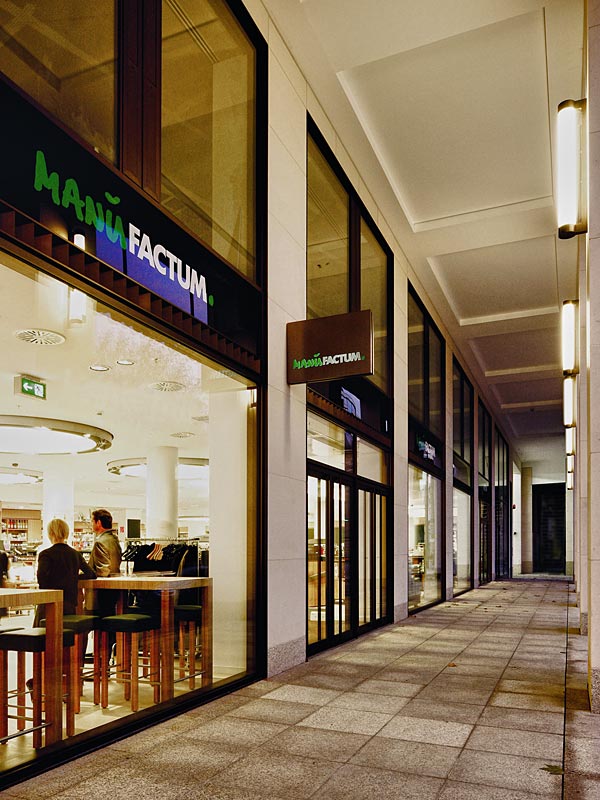 MANUFACTUM Warenhaus, Frankfurt - Außensäulen mit vertikalen Leuchten - TROPP LIGHTING DESIGN