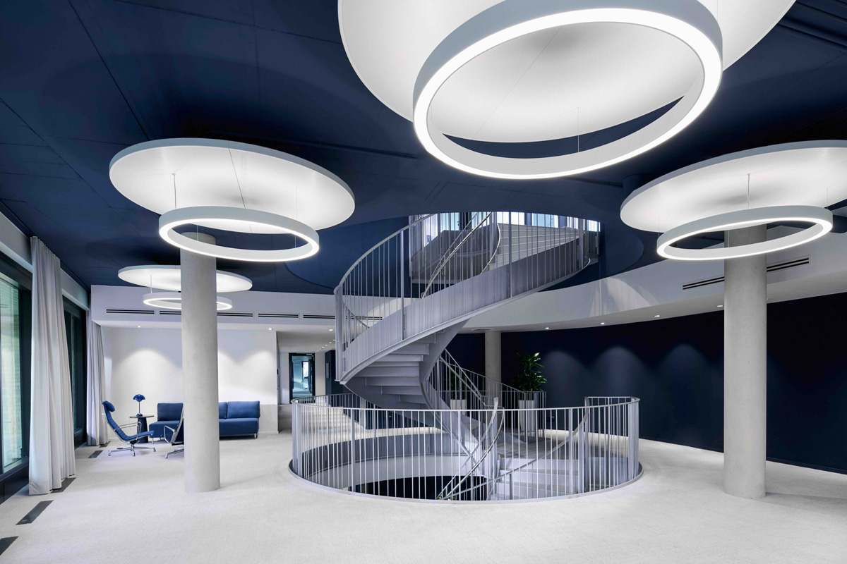 Wendeltreppe Stockwerk Tageslicht und Kunstlicht im GEA-Headquarter im Düsseldorfer Stadtquartier maxfrei – TROPP LIGHTING DESIGN