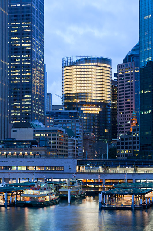 1 Bligh Street, Sydney, Australien - Außenansicht Abenddämmerung - TROPP LIGHTING DESIGN