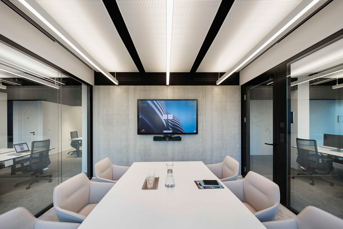 Bain & Company, München New Office Design - Besprechungsraum Monitorwand - TROPP LIGHTING DESIGN