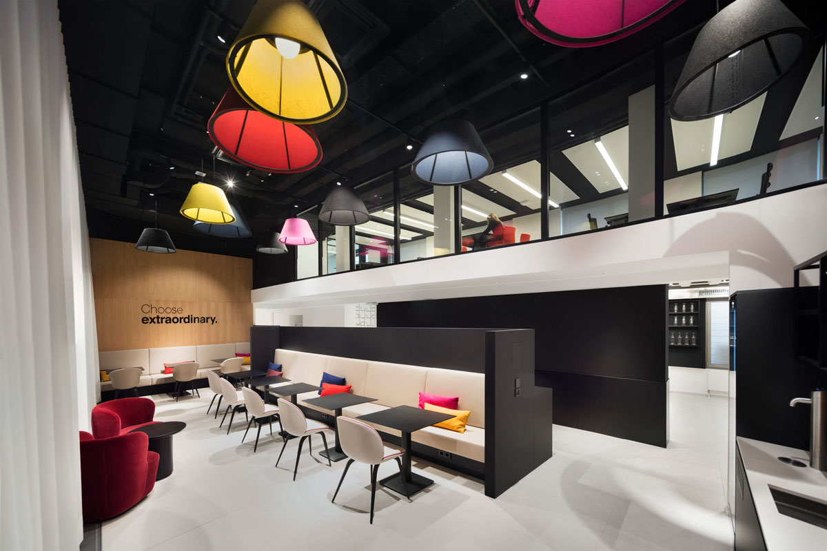 Bain & Company, München New Office Design - Mitarbeiter-Café – TROPP LIGHTING DESIGN