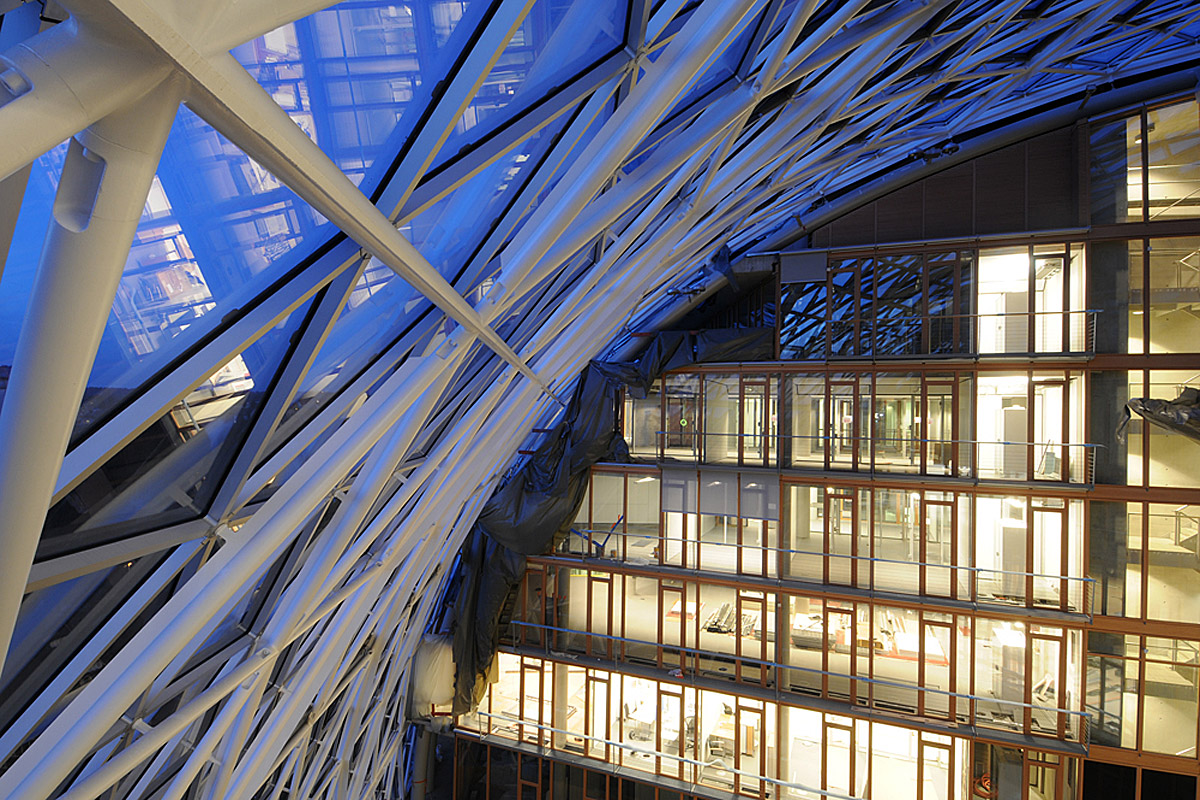 Europäische Investionsbank EIB, Luxemburg - Atrium von oben und innen vom Dach aus gesehen - ingenhoven architects international - TROPP LIGHTING DESIGN