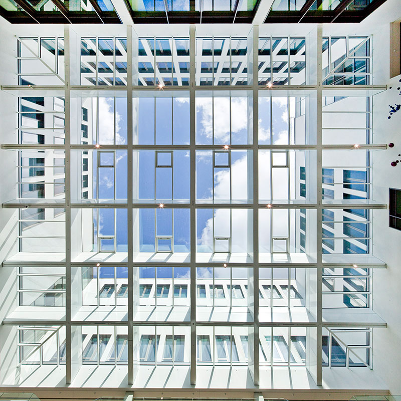 Land- und Amtsgericht, Düsseldorf - Glasdach, Tragestruktur mit Strahlern - agn Niederberghaus & Partner - TROPP LIGHTING DESIGN