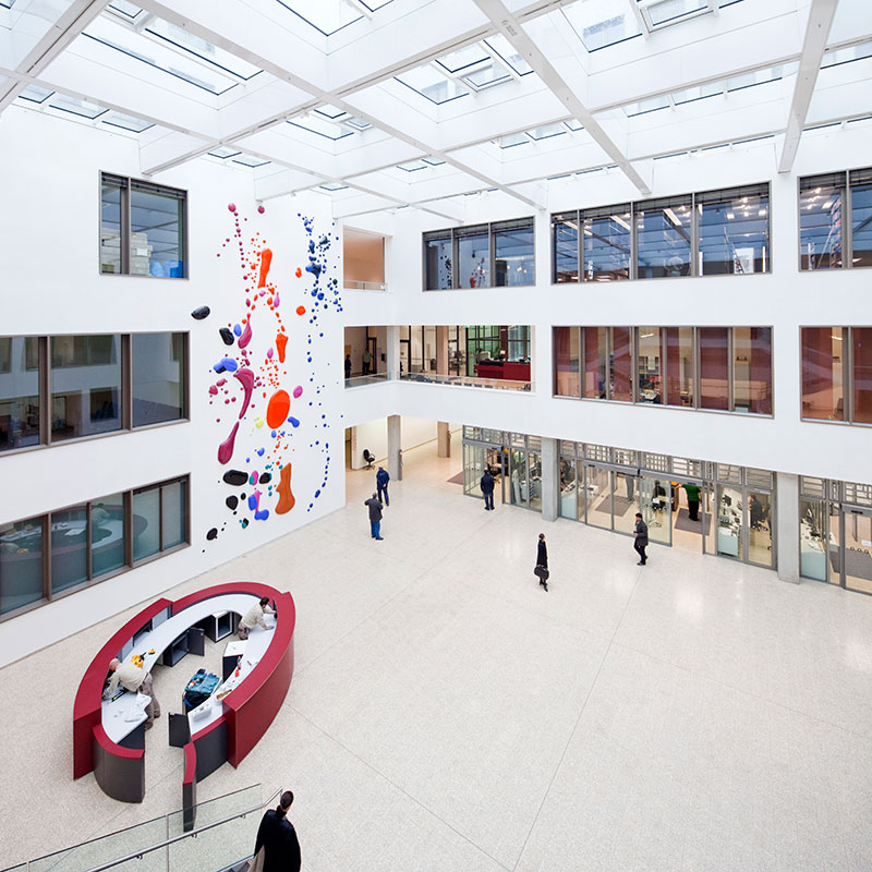 Land- und Amtsgericht, Düsseldorf - Atrium Eingangshalle mit Reliefbild - agn Niederberghaus & Partner - TROPP LIGHTING DESIGN
