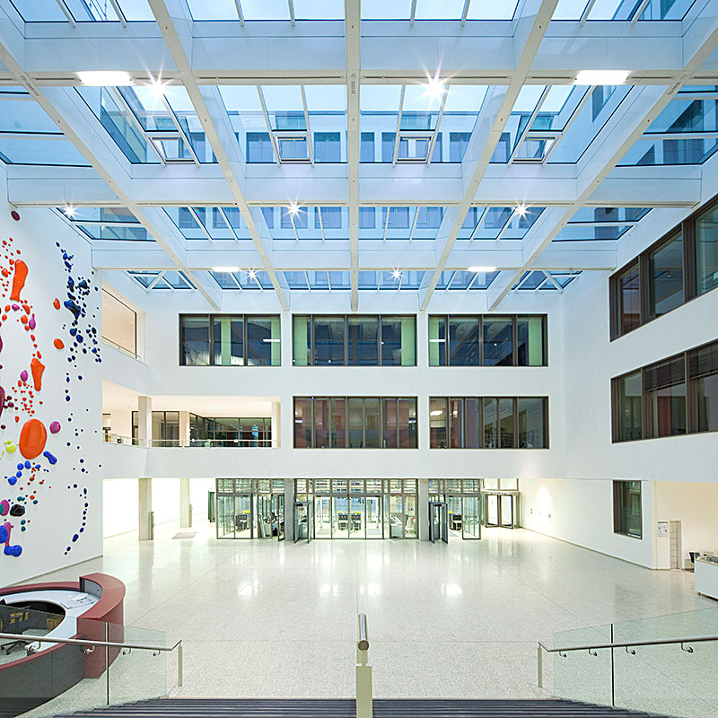 Land- und Amtsgericht, Düsseldorf - Eingangshalle mit viel Tageslicht - agn Niederberghaus & Partner - TROPP LIGHTING DESIGN