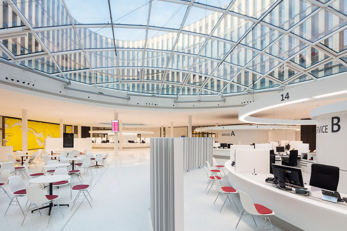 NEUES RATHAUS, Freiburg - Bürgerservicezentrum im Erdgeschoss, Lichtkuppel darüber - TROPP LIGHTING DESIGN