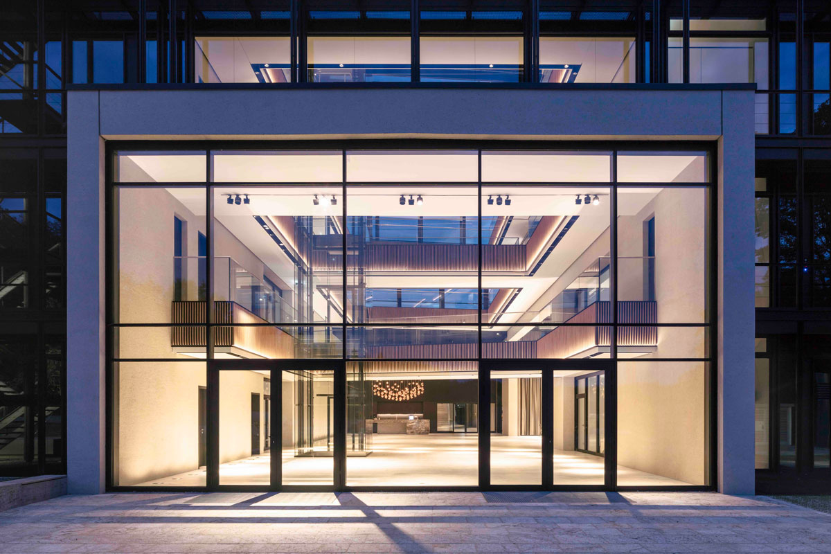 Atriumhaus Schattdecor, Thansau - Eingang im Abendlicht - TROPP LIGHTING DESIGN