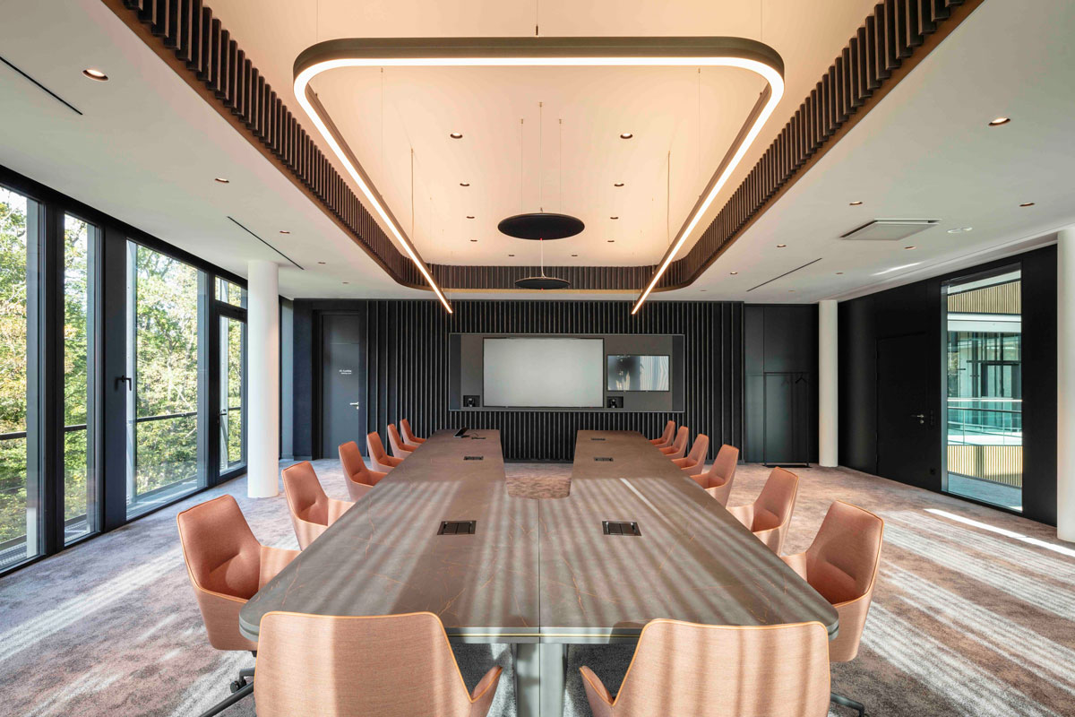 Atriumhaus Schattdecor, Thansau – Besprechungsraum Meetingplace Profilleuchte -  TROPP LIGHTING DESIGN