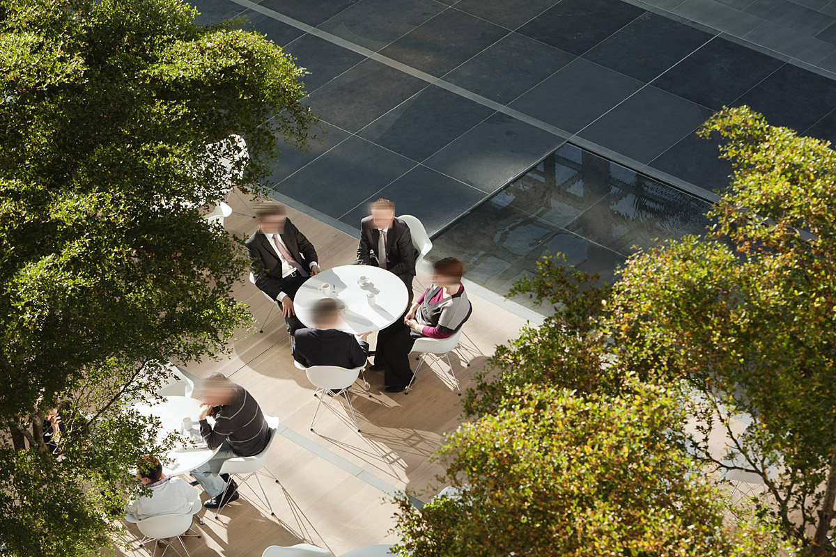 Versicherungsunternehmen, Hannover - Atrium Sitzzonen mit Piazzacharakter - ingenhoven architects Düsseldorf - TROPP LIGHTING DESIGN