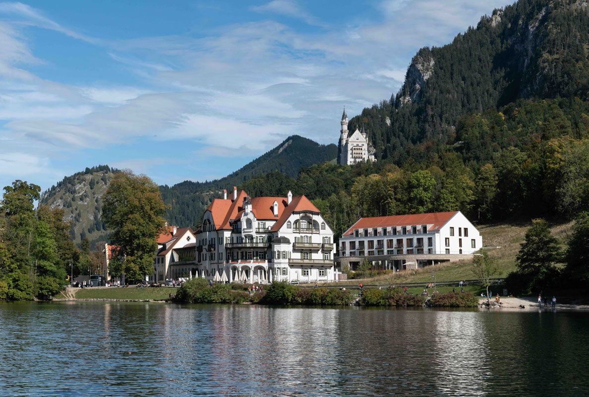 Ameron Neuschwanstein Alpsee Resort, Hohenschwangau – Blick auf Schloss Neuschwanstein - TROPP LIGHTING DESIGN