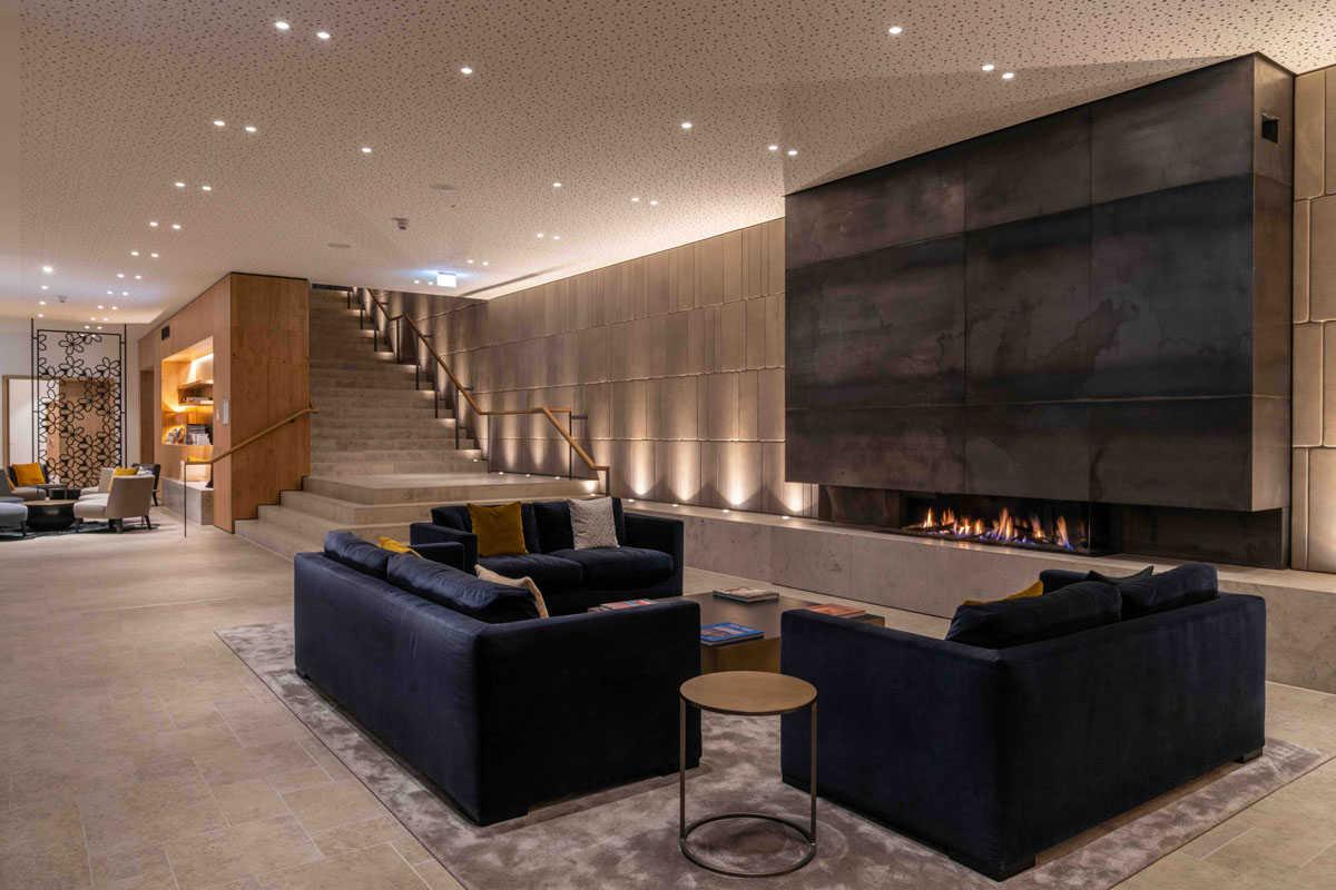 Ameron Neuschwanstein Alpsee Resort, Hohenschwangau - Lounge Lobby Kamin - TROPP LIGHTING DESIGN