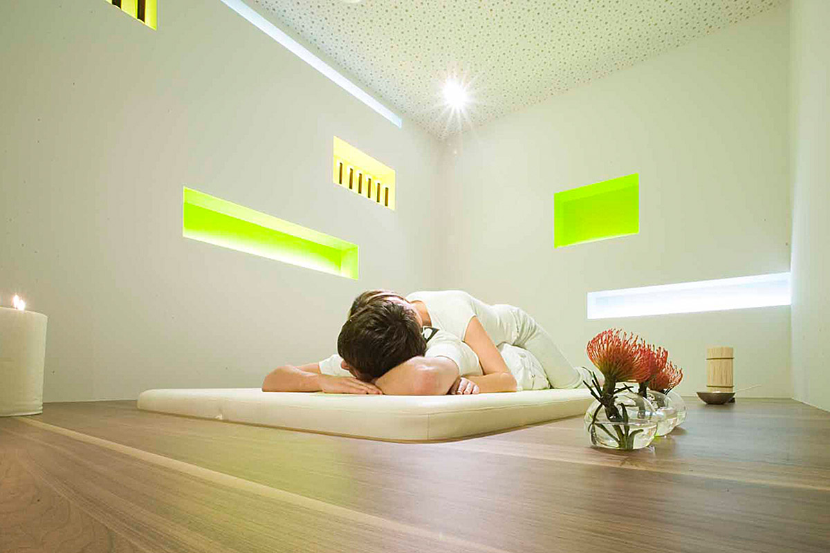 Lanserhof Health und Beauty Center, Innsbruck - einer der Behandlungsräume - TROPP LIGHTING DESIGN