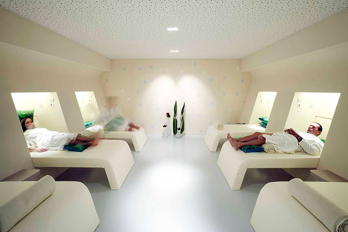 Lanserhof Health und Beauty Center, Innsbruck - Entspannungsbereich mit Kojen und individueller Lichtregelung - TROPP LIGHTING DESIGN