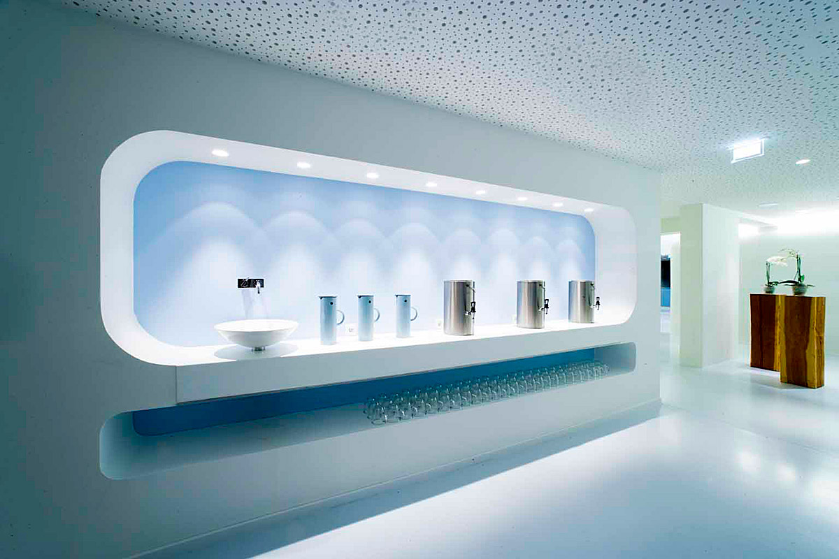 Lanserhof Health und Beauty Center, Innsbruck - Wasserspender - Spots mit Lichtkegeln zeichnen Wellenmuster an die Wand - TROPP LIGHTING DESIGN