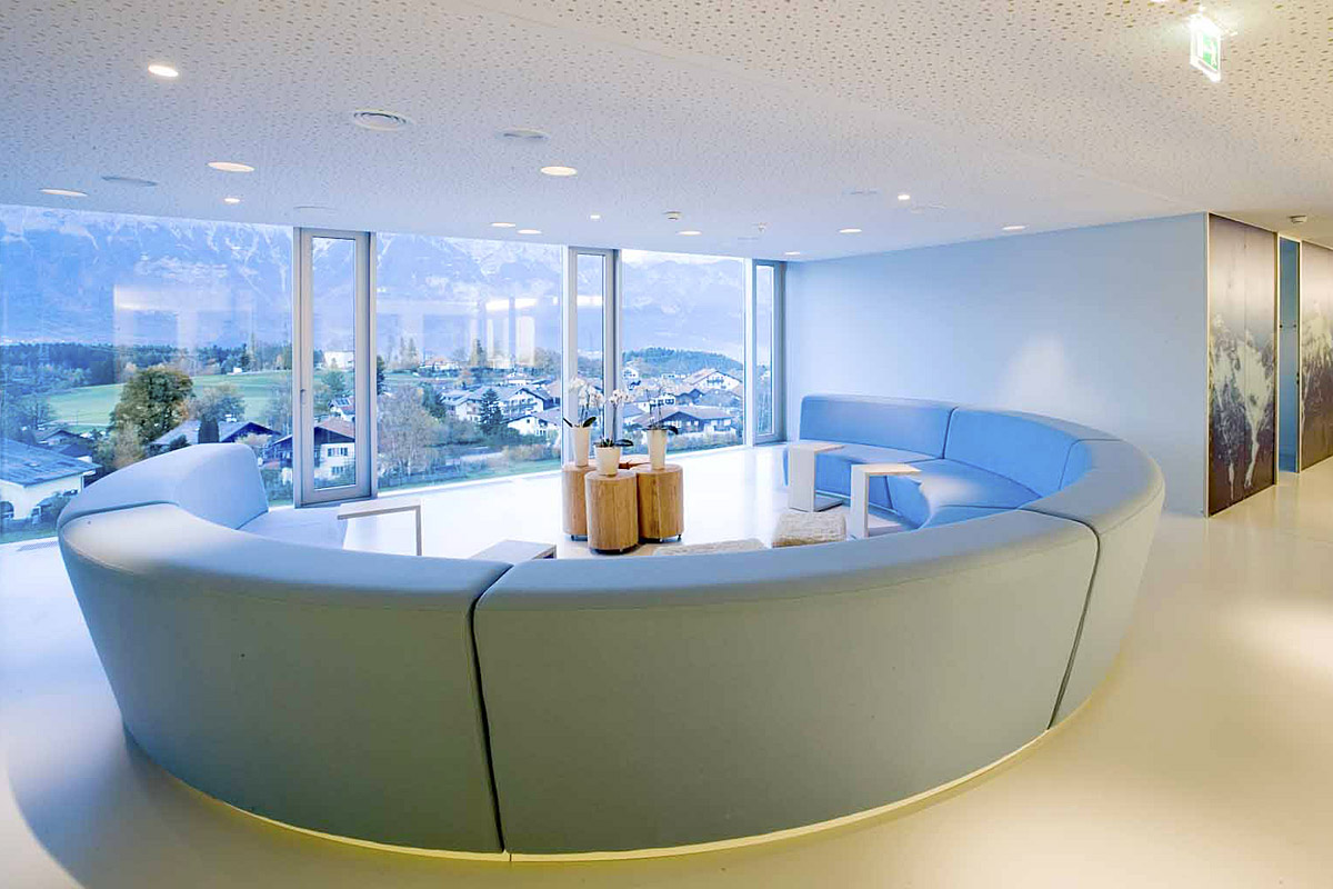 Lanserhof Health und Beauty Center, Innsbruck - Fensterblick auf's Landschaftspanorama - TROPP LIGHTING DESIGN