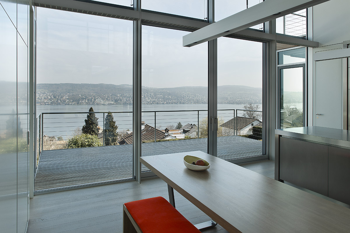 privates Wohnhaus am Zürichsee - Blick bei Tageslicht aus dem Fenster über den See - TROPP LIGHTING DESIGN