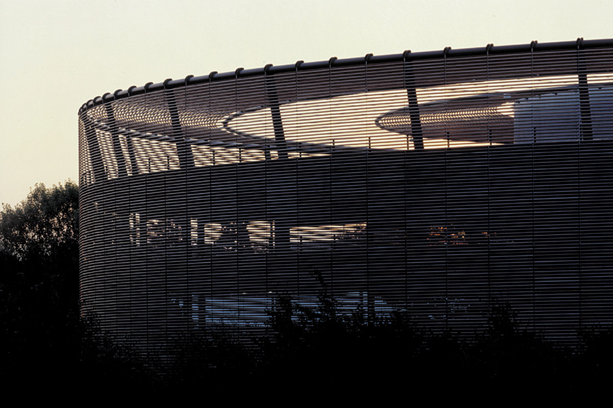 Burda Parkhaus, Offenburg - Rundhölzer aus Oregon Pine als filigrane Silhouette im Gegenlicht - TROPP LIGHTING DESIGN