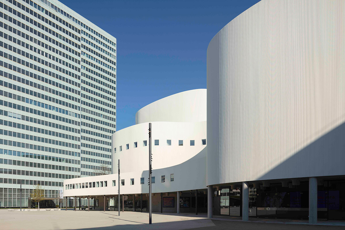 Gustaf-Gründgens-Platz, Düsseldorf – Lichtstelen – Scheibenhaus - TROPP LIGHTING DESIGN