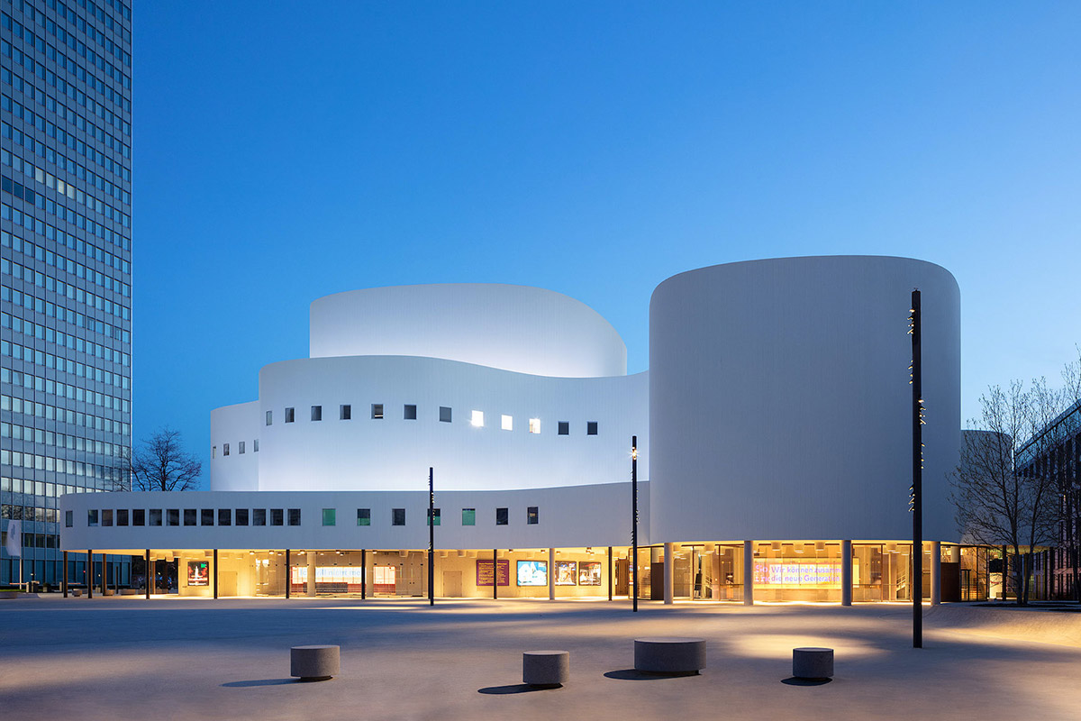 Gustaf-Gründgens-Platz mit dem Schauspielhaus Düsseldorf Abendbeleuchtung - TROPP LIGHTING DESIGN