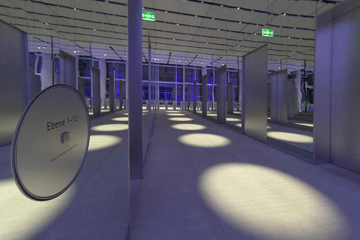 O2 Uptown München - Aufzugslobby mit Projektionsstrahlern -  TROPP LIGHTING DESIGN