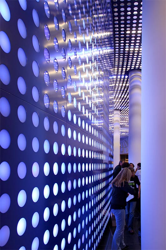 O2 World, Berlin - Nahansicht der Leuchtpunktwand - TROPP LIGHTING DESIGN