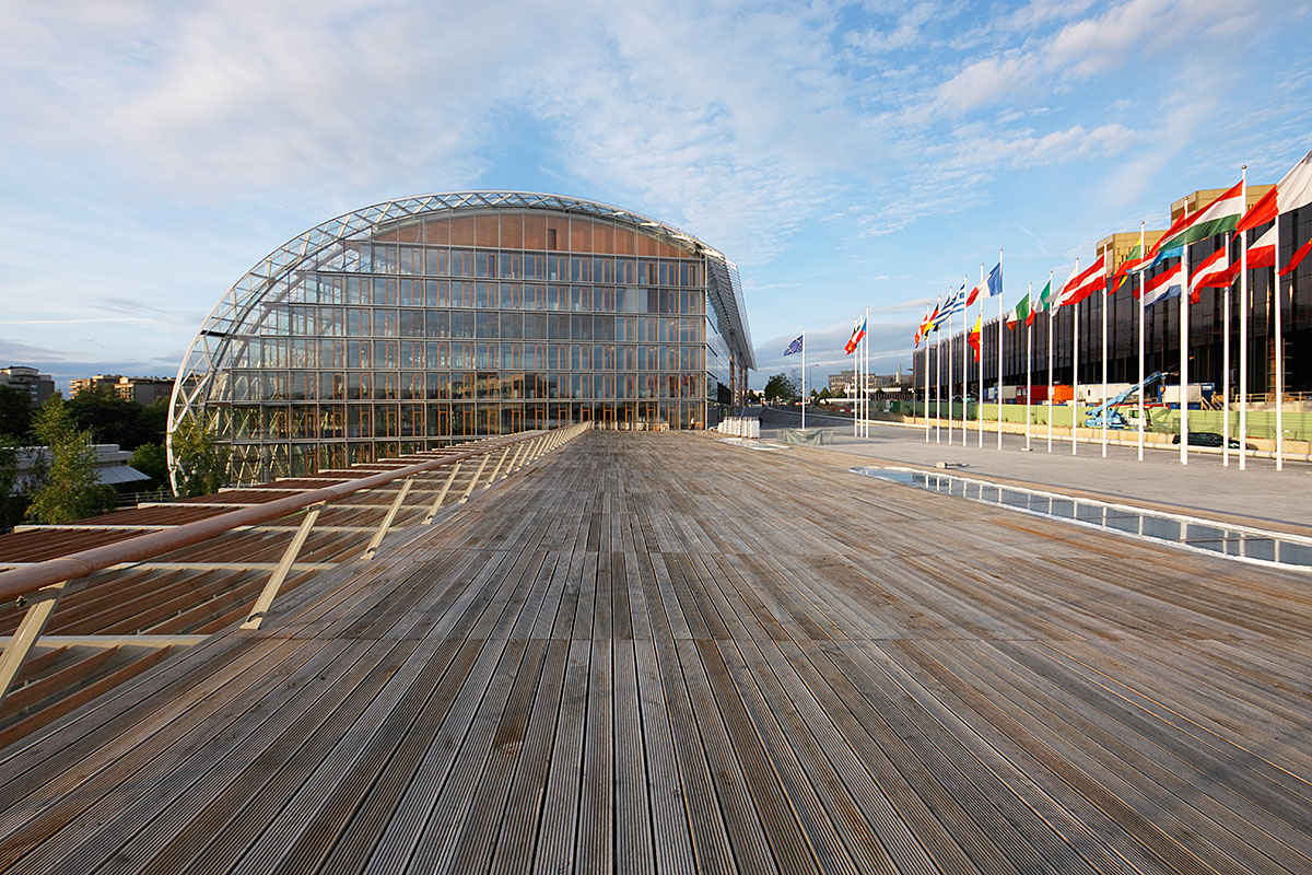 Europäische Investionsbank EIB, Luxemburg - Holzsteg Blick auf Außenfassade - ingenhoven architects international - TROPP LIGHTING DESIGN