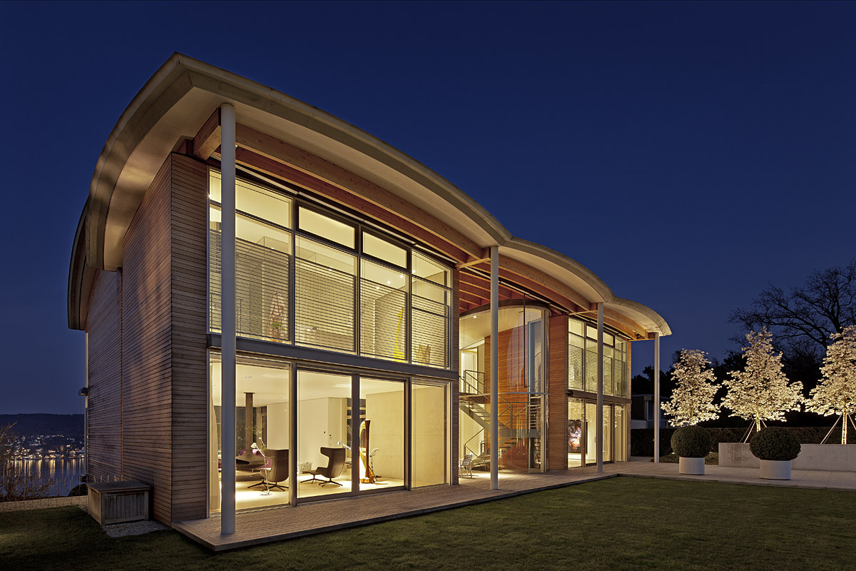 privates Wohnhaus am Zürichsee - Ansicht von der Seite bei Abendbeleuchtung - TROPP LIGHTING DESIGN